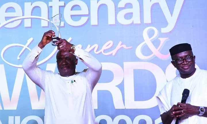 Sir Emeka Offor receiving the Individual Achiever Award of the Association of General and Private Medical Practitioners of Nigeria